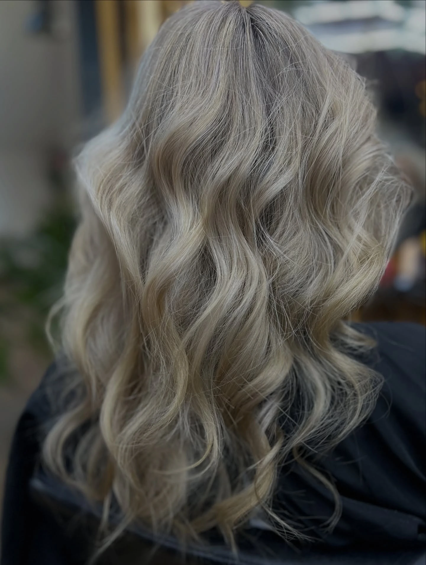 Falowany chłodny blond — realizacja g.l.o.w.l.y